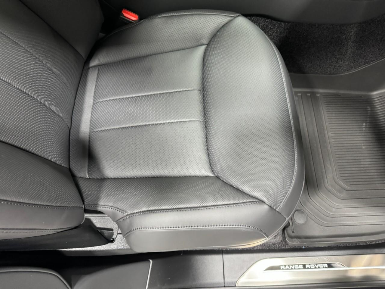 Land Rover Range Rover Vehicle Full-screen Gallery Image 19