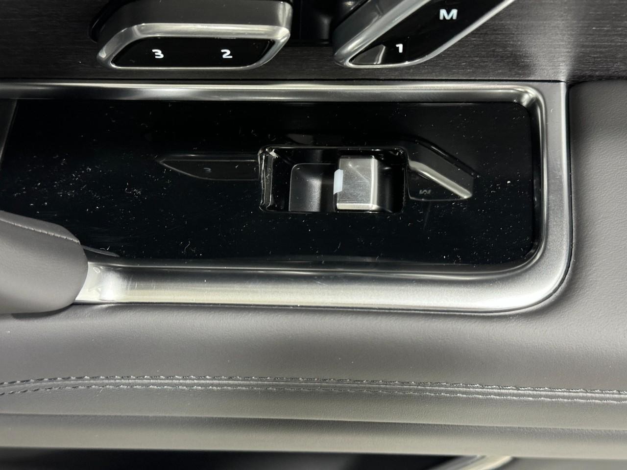 Land Rover Range Rover Vehicle Full-screen Gallery Image 21