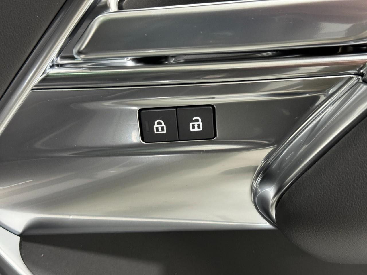 Land Rover Range Rover Vehicle Full-screen Gallery Image 22