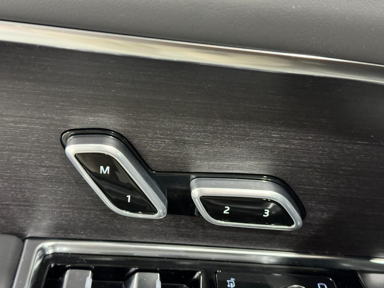 Land Rover Range Rover Vehicle Full-screen Gallery Image 24