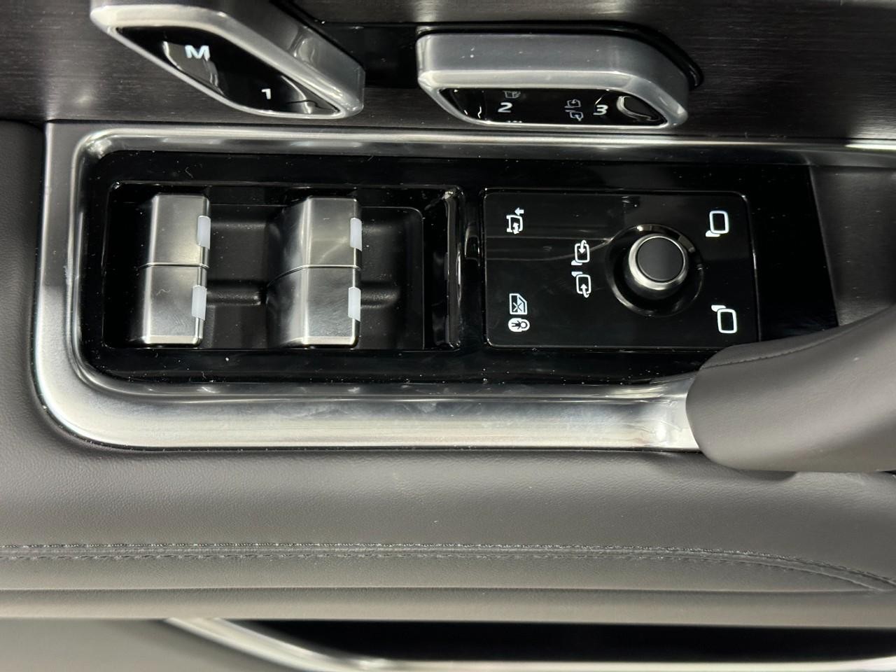 Land Rover Range Rover Vehicle Full-screen Gallery Image 25