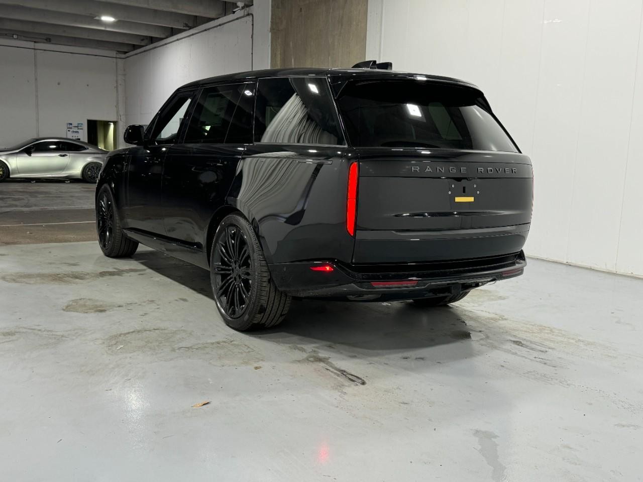 Land Rover Range Rover Vehicle Full-screen Gallery Image 3