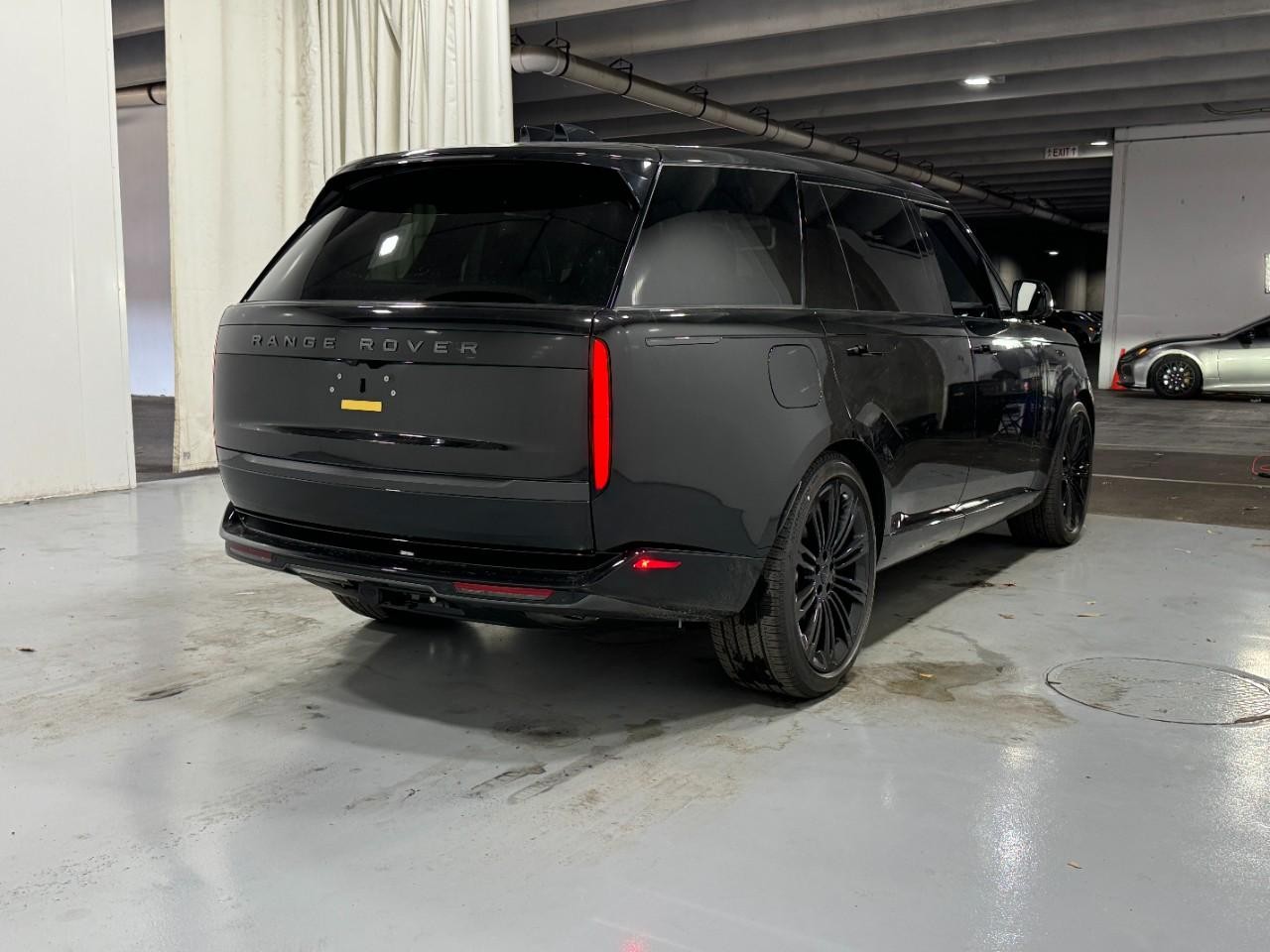 Land Rover Range Rover Vehicle Full-screen Gallery Image 4