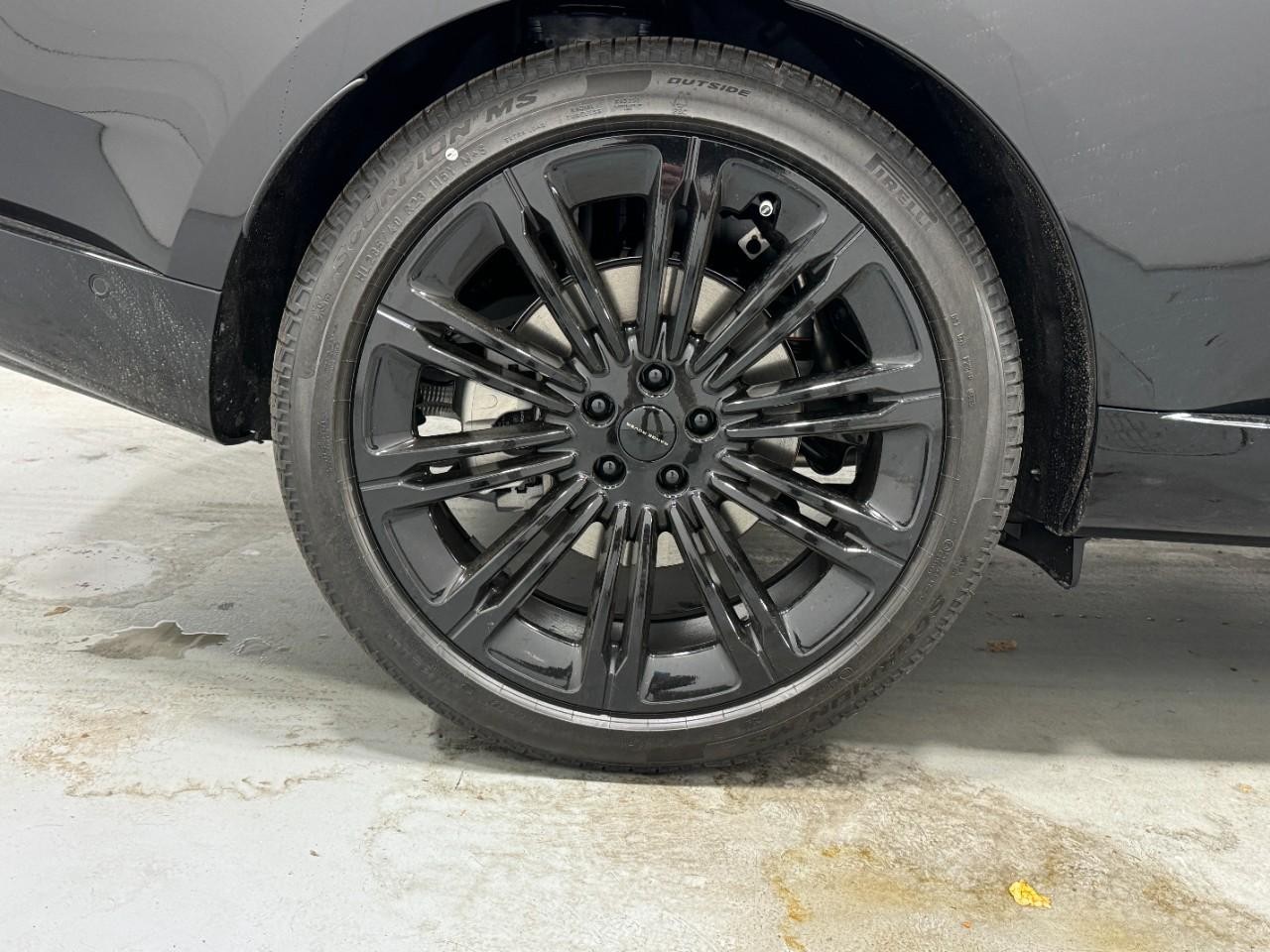 Land Rover Range Rover Vehicle Full-screen Gallery Image 5