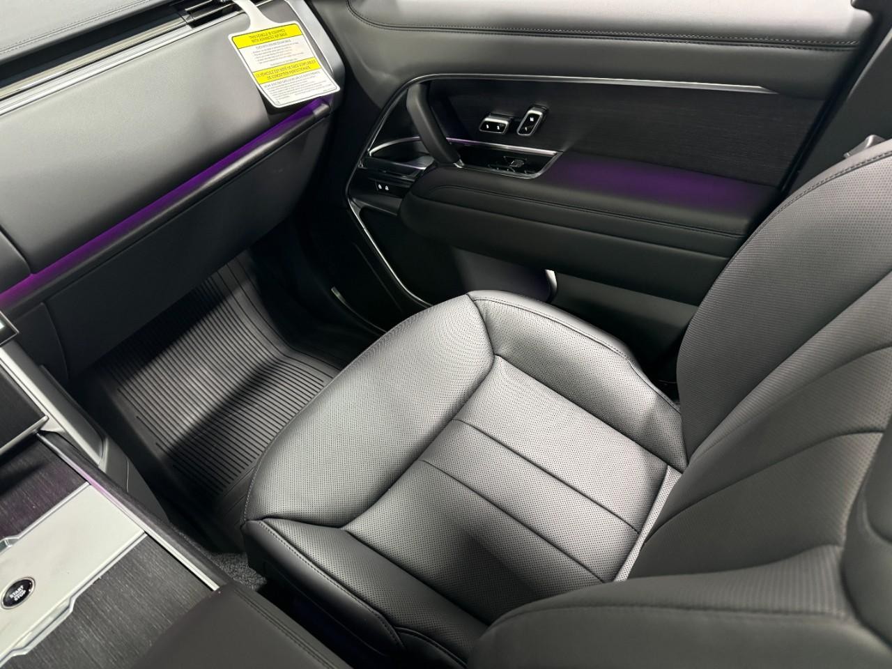 Land Rover Range Rover Vehicle Full-screen Gallery Image 17