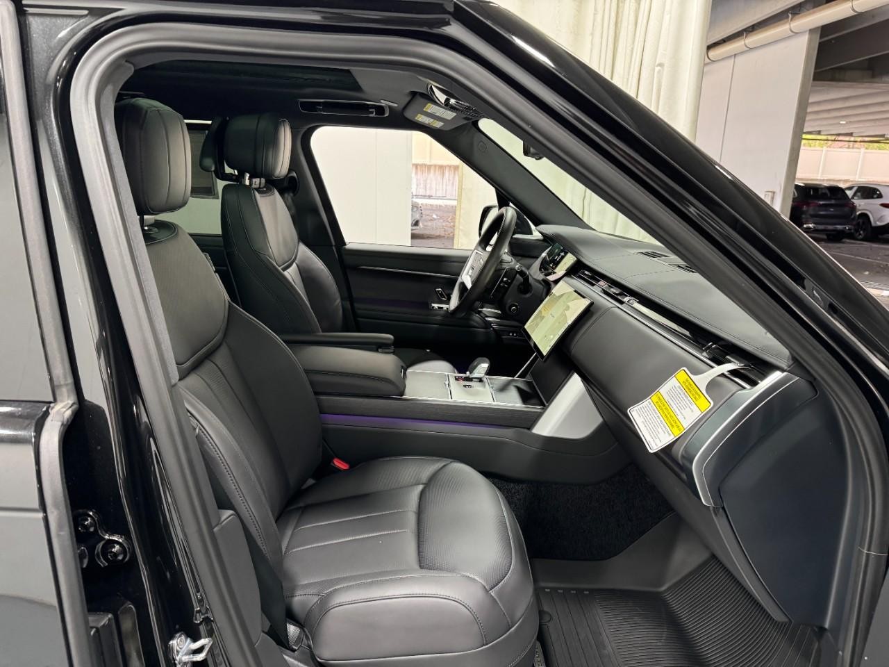 Land Rover Range Rover Vehicle Full-screen Gallery Image 18