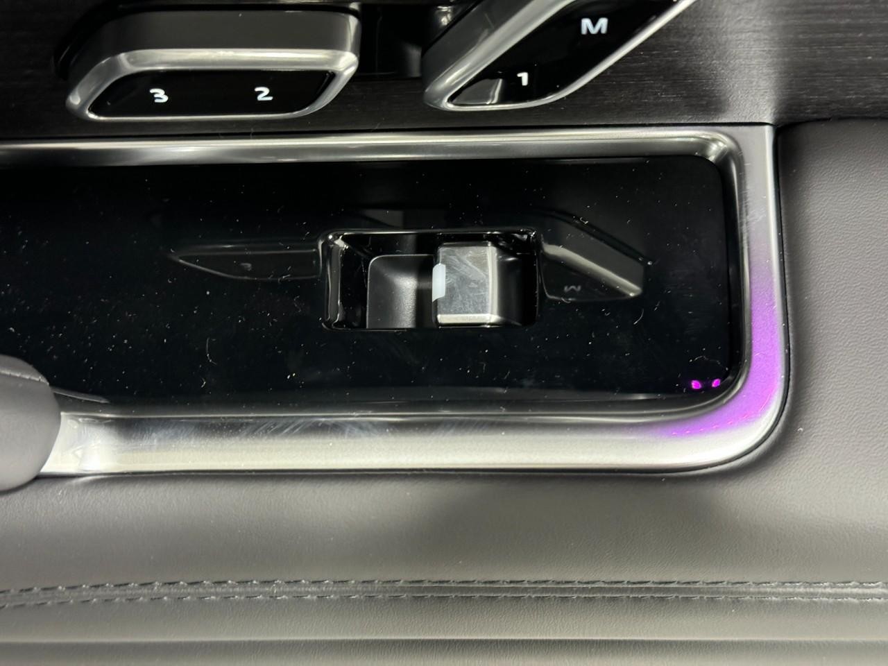 Land Rover Range Rover Vehicle Full-screen Gallery Image 21