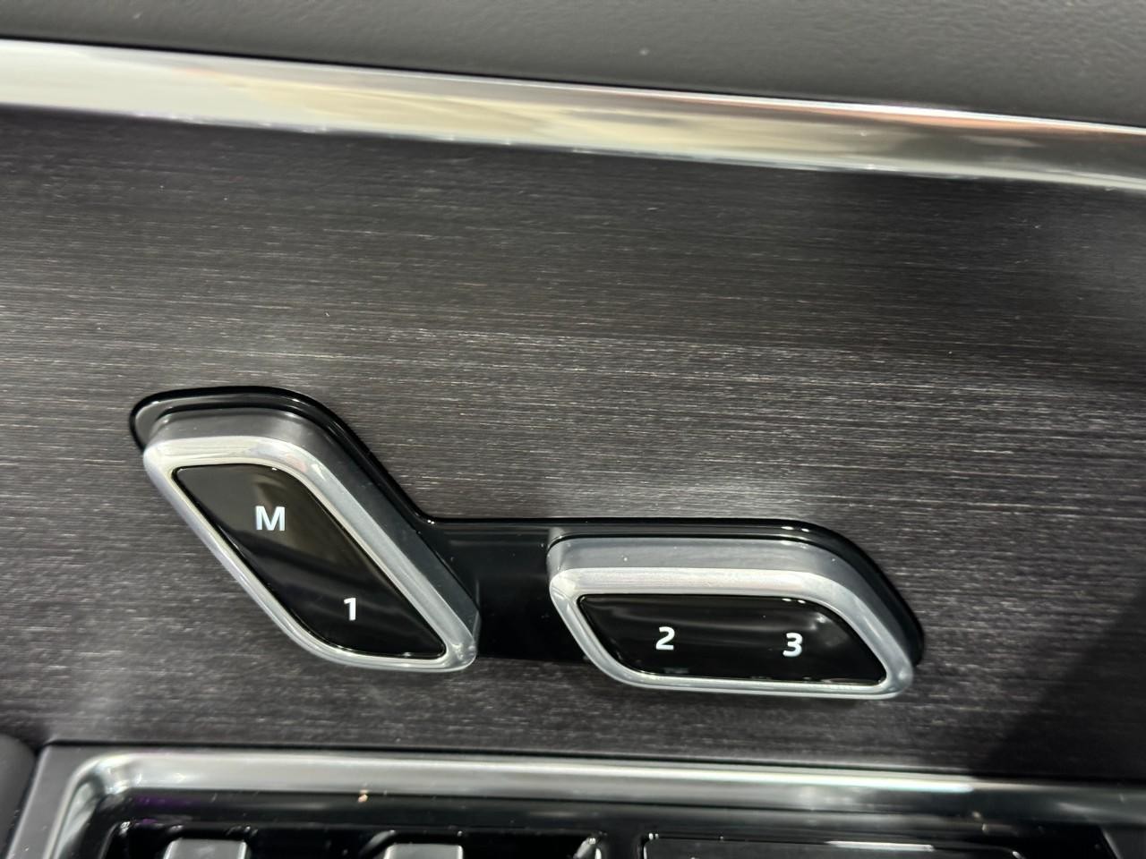 Land Rover Range Rover Vehicle Full-screen Gallery Image 24