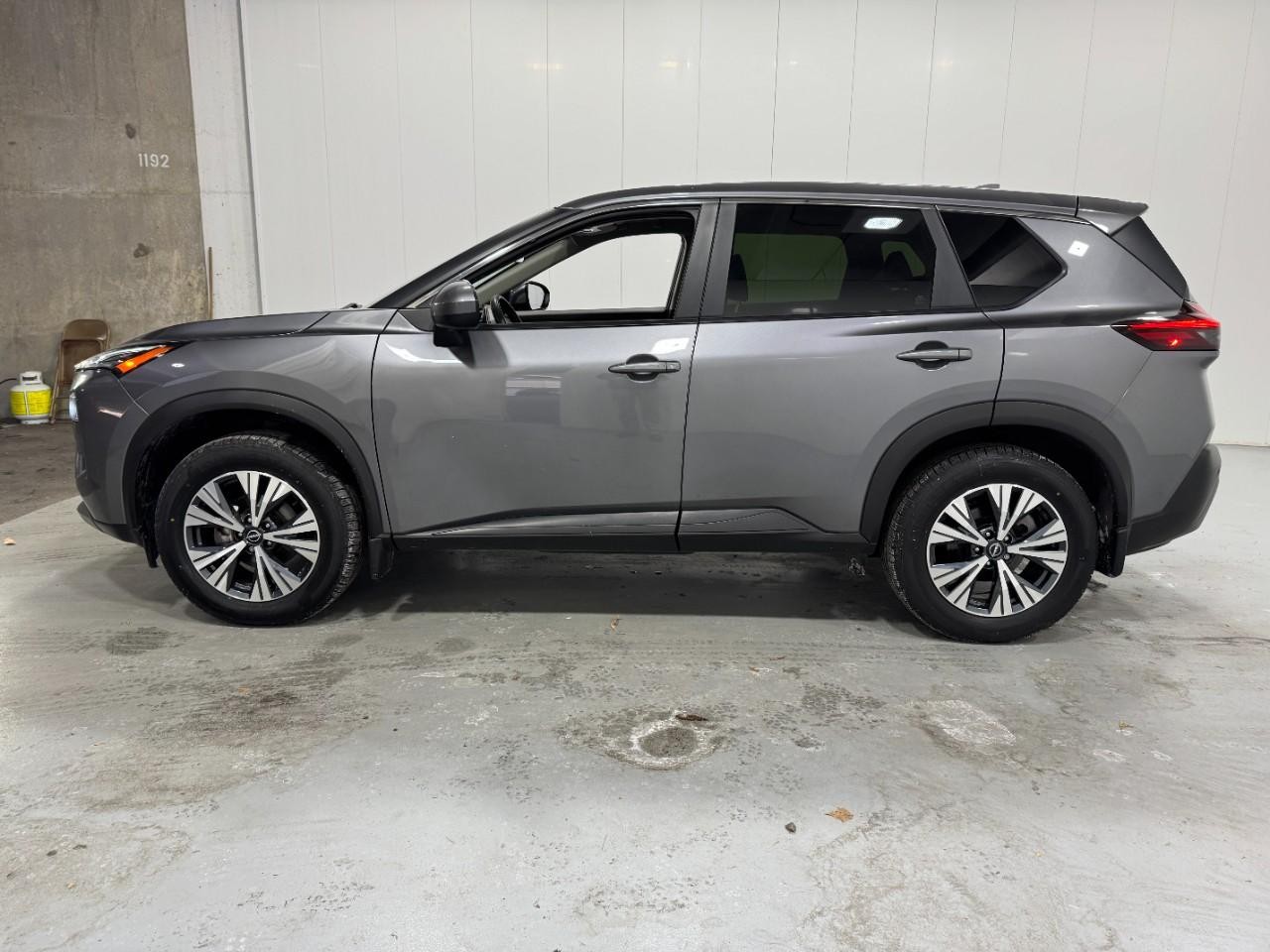 Nissan Rogue Vehicle Full-screen Gallery Image 2