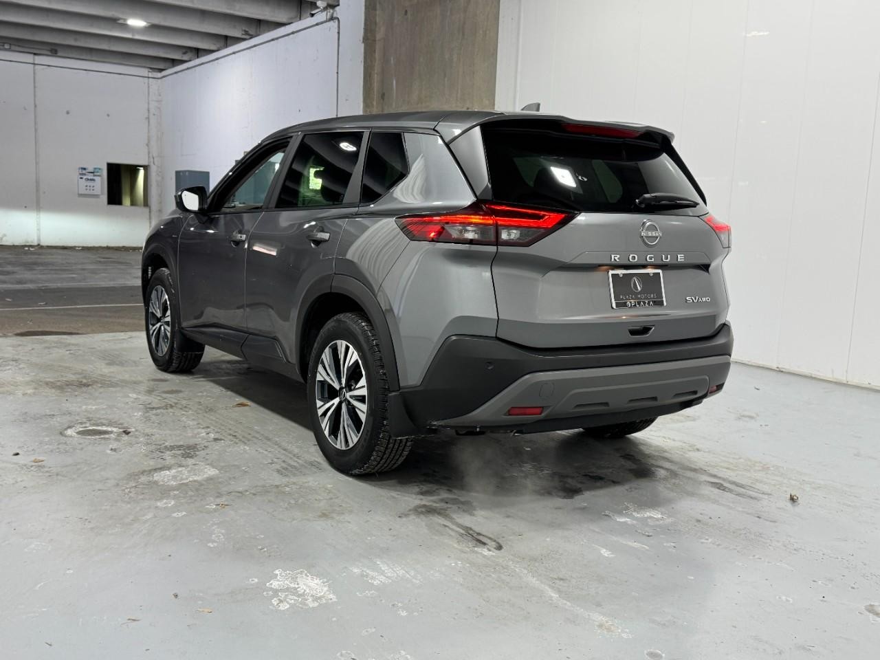 Nissan Rogue Vehicle Full-screen Gallery Image 3