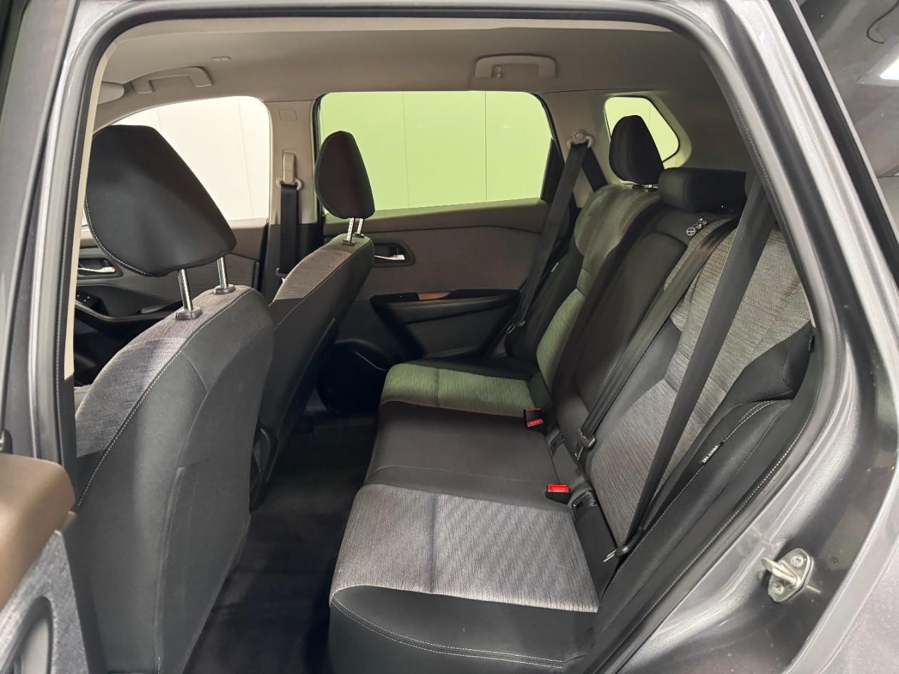 Nissan Rogue Vehicle Full-screen Gallery Image 8