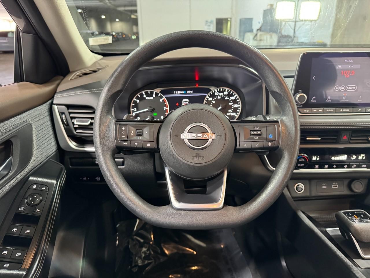 Nissan Rogue Vehicle Full-screen Gallery Image 12