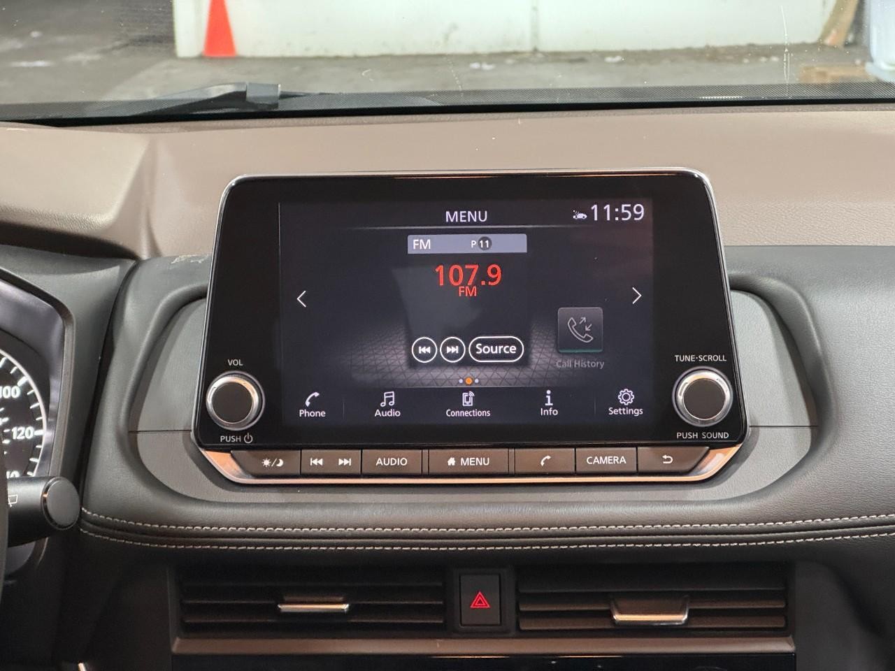 Nissan Rogue Vehicle Full-screen Gallery Image 13