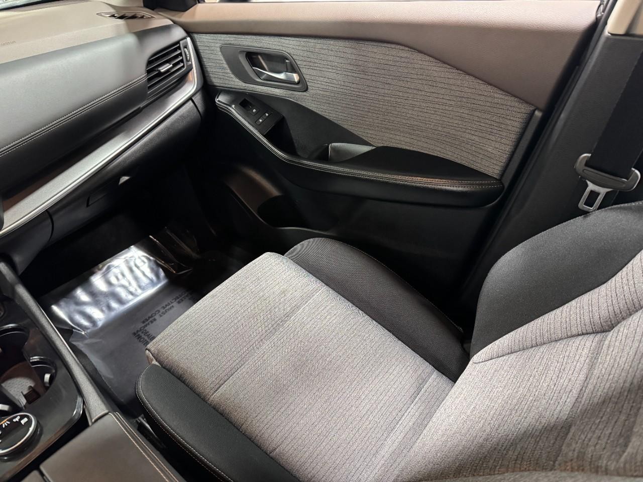 Nissan Rogue Vehicle Full-screen Gallery Image 16