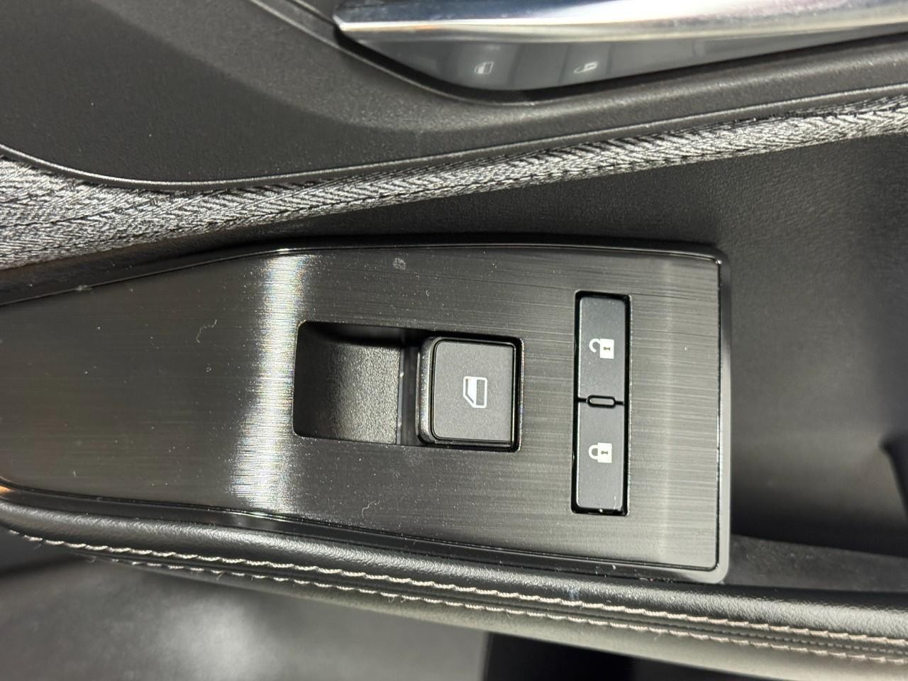 Nissan Rogue Vehicle Full-screen Gallery Image 21