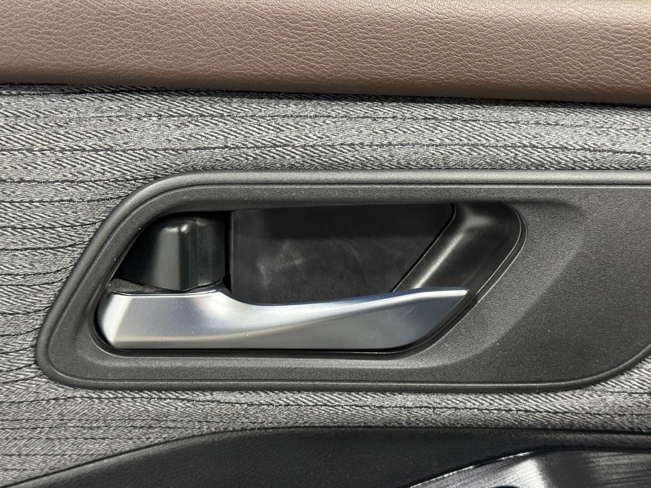 Nissan Rogue Vehicle Full-screen Gallery Image 22