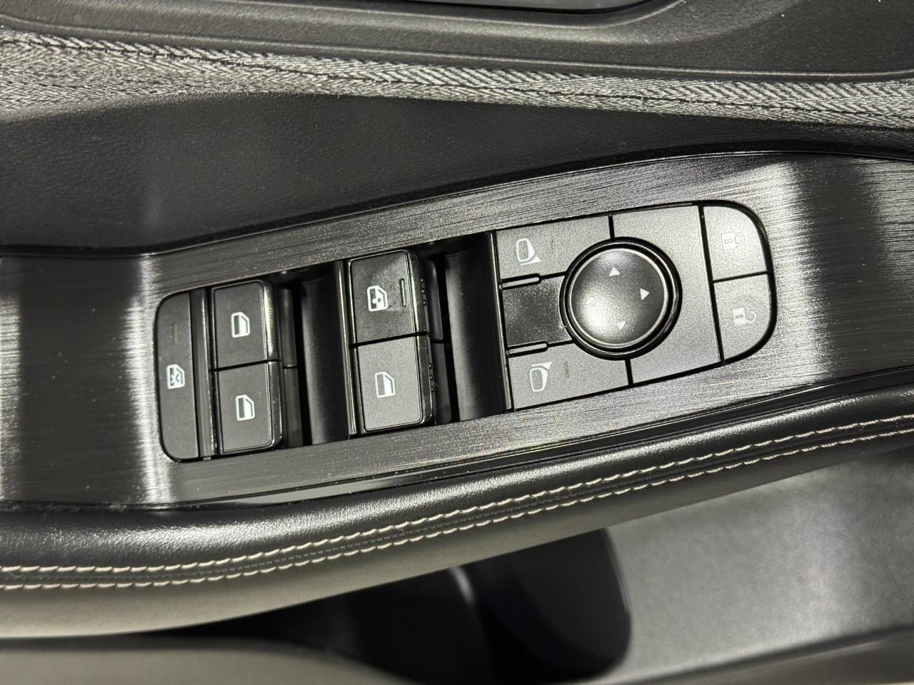 Nissan Rogue Vehicle Full-screen Gallery Image 23