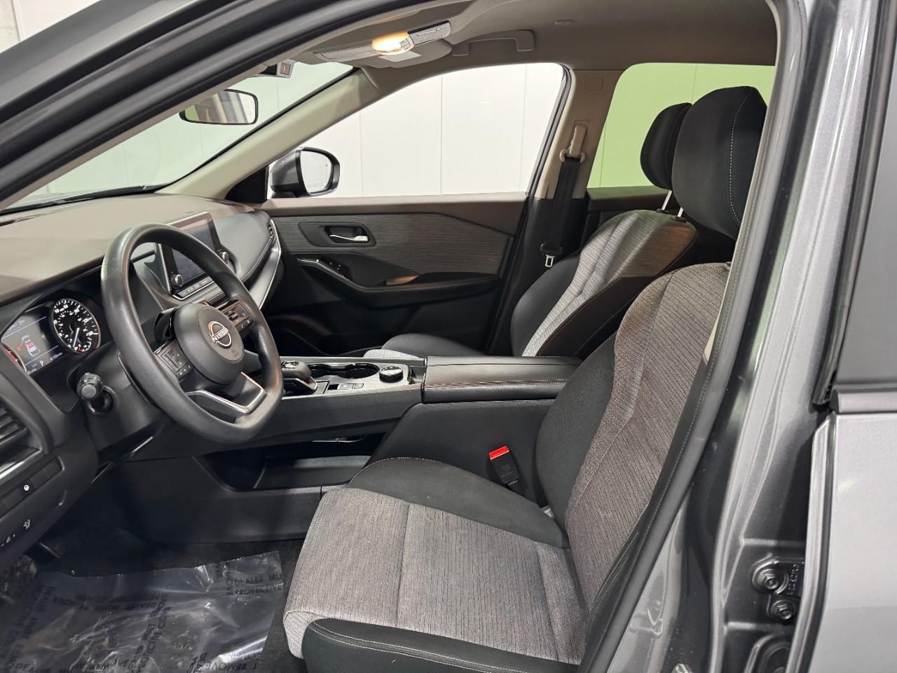 Nissan Rogue Vehicle Full-screen Gallery Image 24