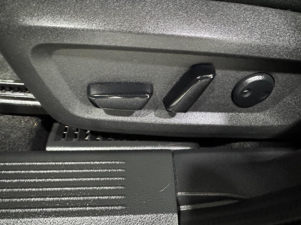 Nissan Rogue Vehicle Full-screen Gallery Image 26