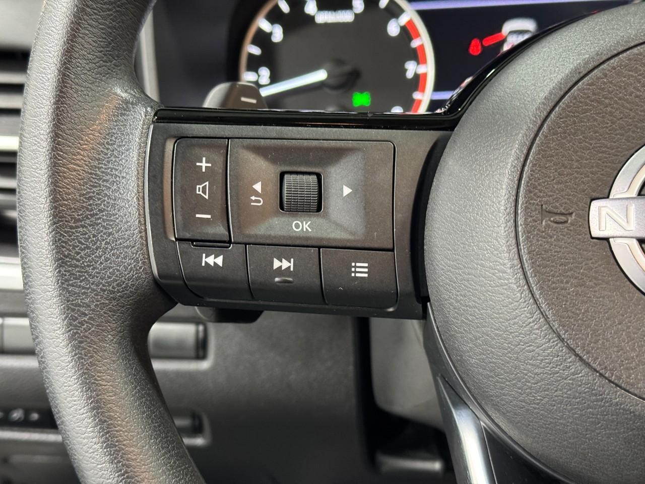 Nissan Rogue Vehicle Full-screen Gallery Image 28