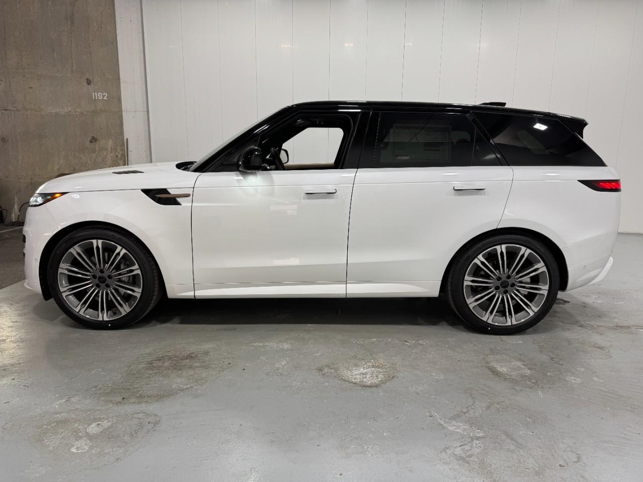 Land Rover Range Rover Sport Vehicle Full-screen Gallery Image 2