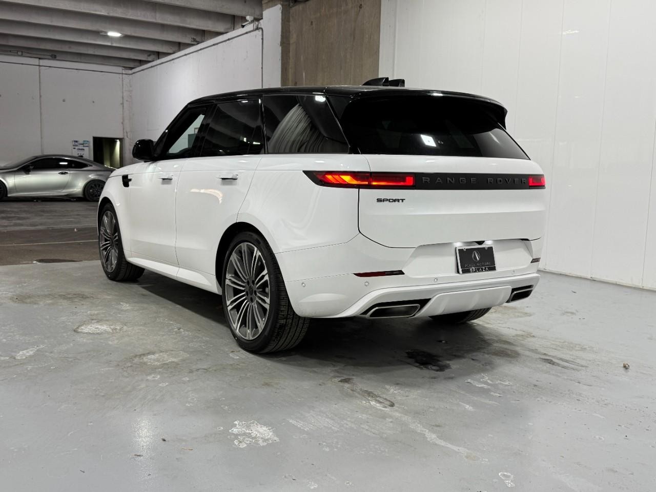 Land Rover Range Rover Sport Vehicle Full-screen Gallery Image 3