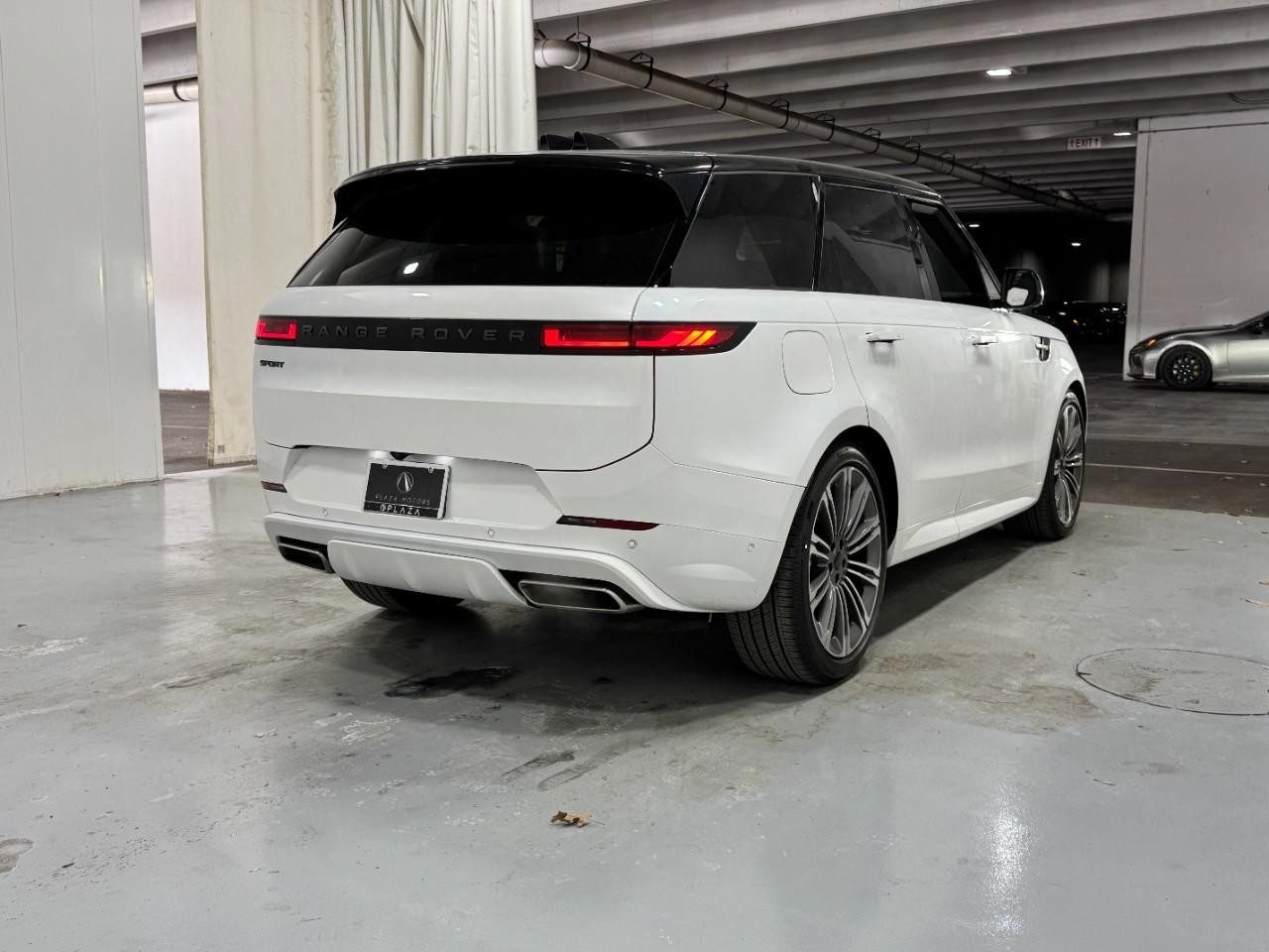 Land Rover Range Rover Sport Vehicle Full-screen Gallery Image 4