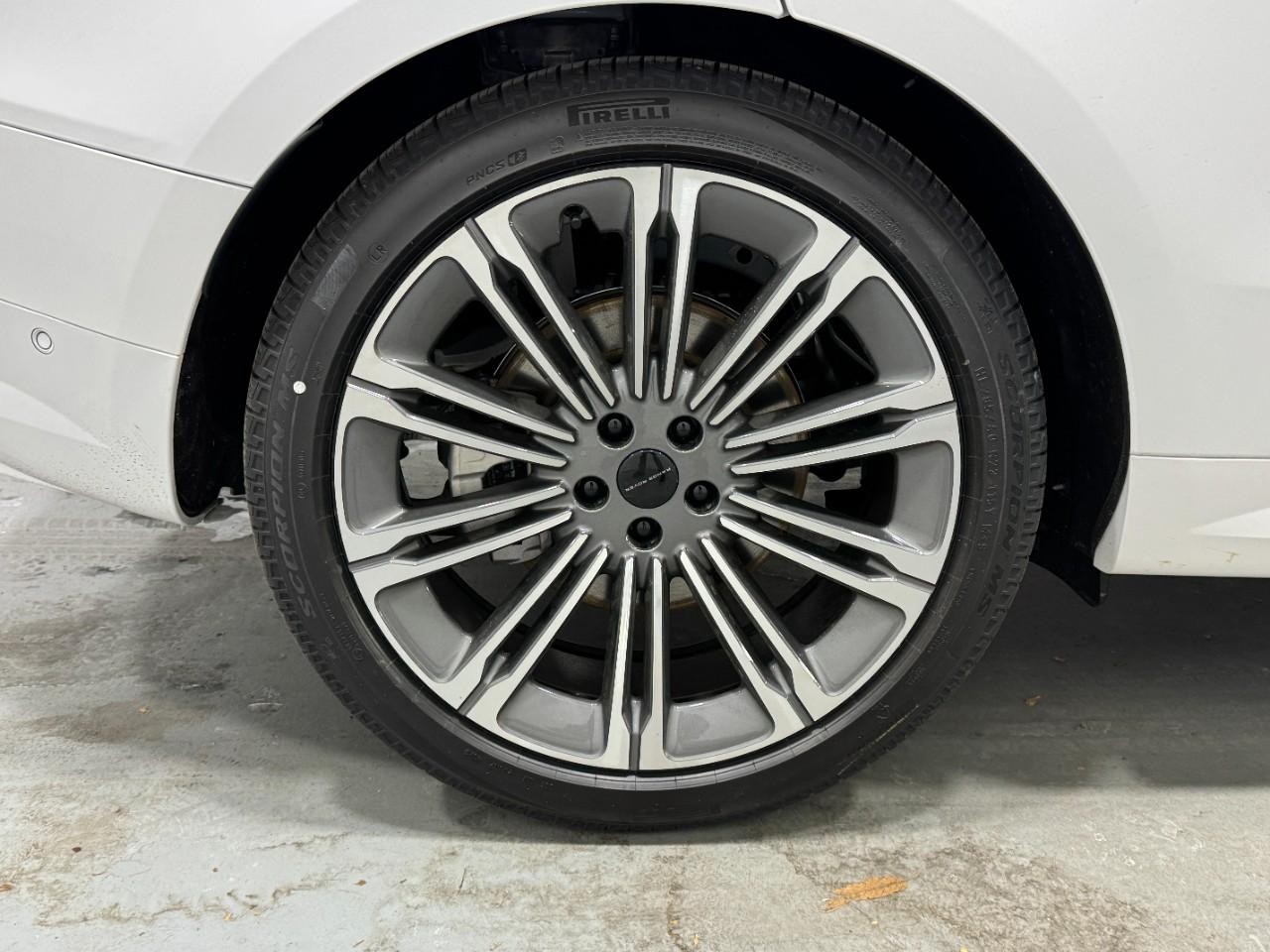 Land Rover Range Rover Sport Vehicle Full-screen Gallery Image 5