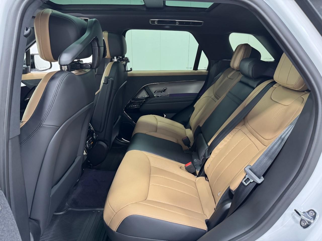 Land Rover Range Rover Sport Vehicle Full-screen Gallery Image 8