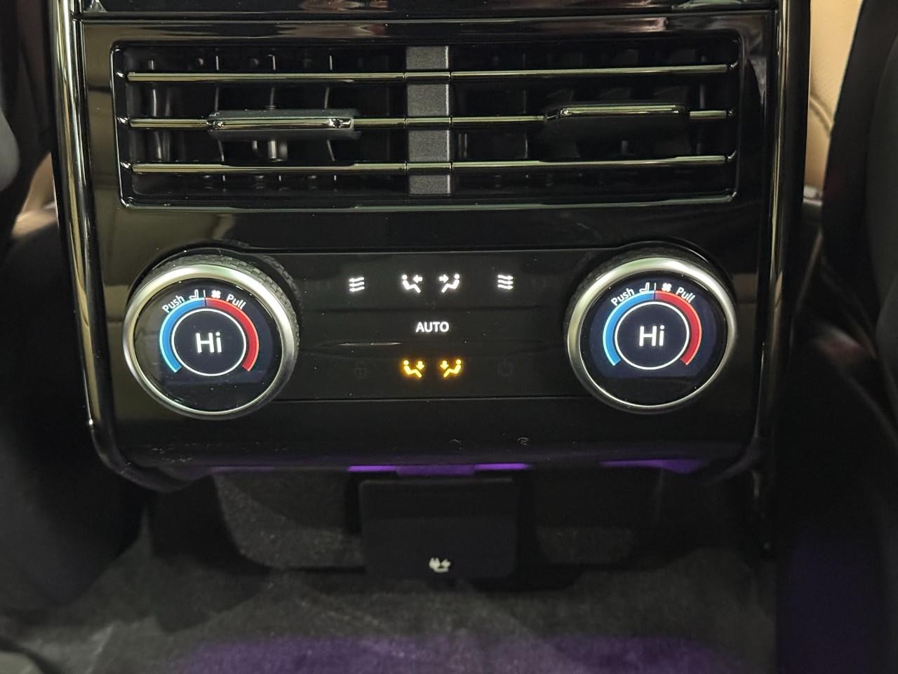 Land Rover Range Rover Sport Vehicle Full-screen Gallery Image 11