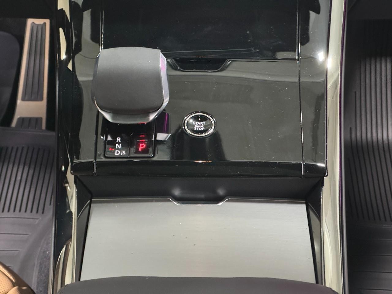 Land Rover Range Rover Sport Vehicle Full-screen Gallery Image 16