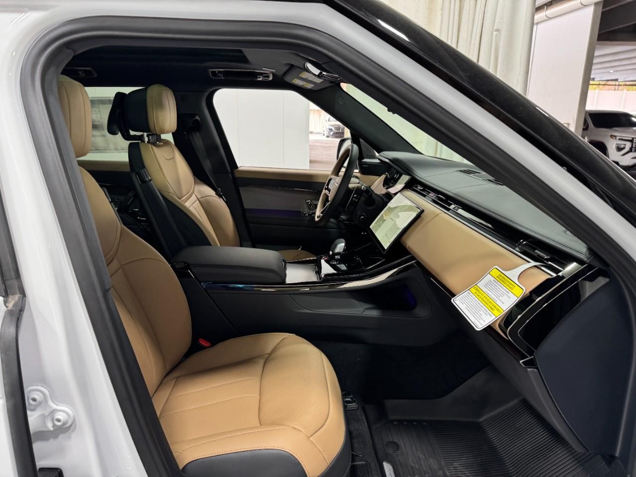 Land Rover Range Rover Sport Vehicle Full-screen Gallery Image 18