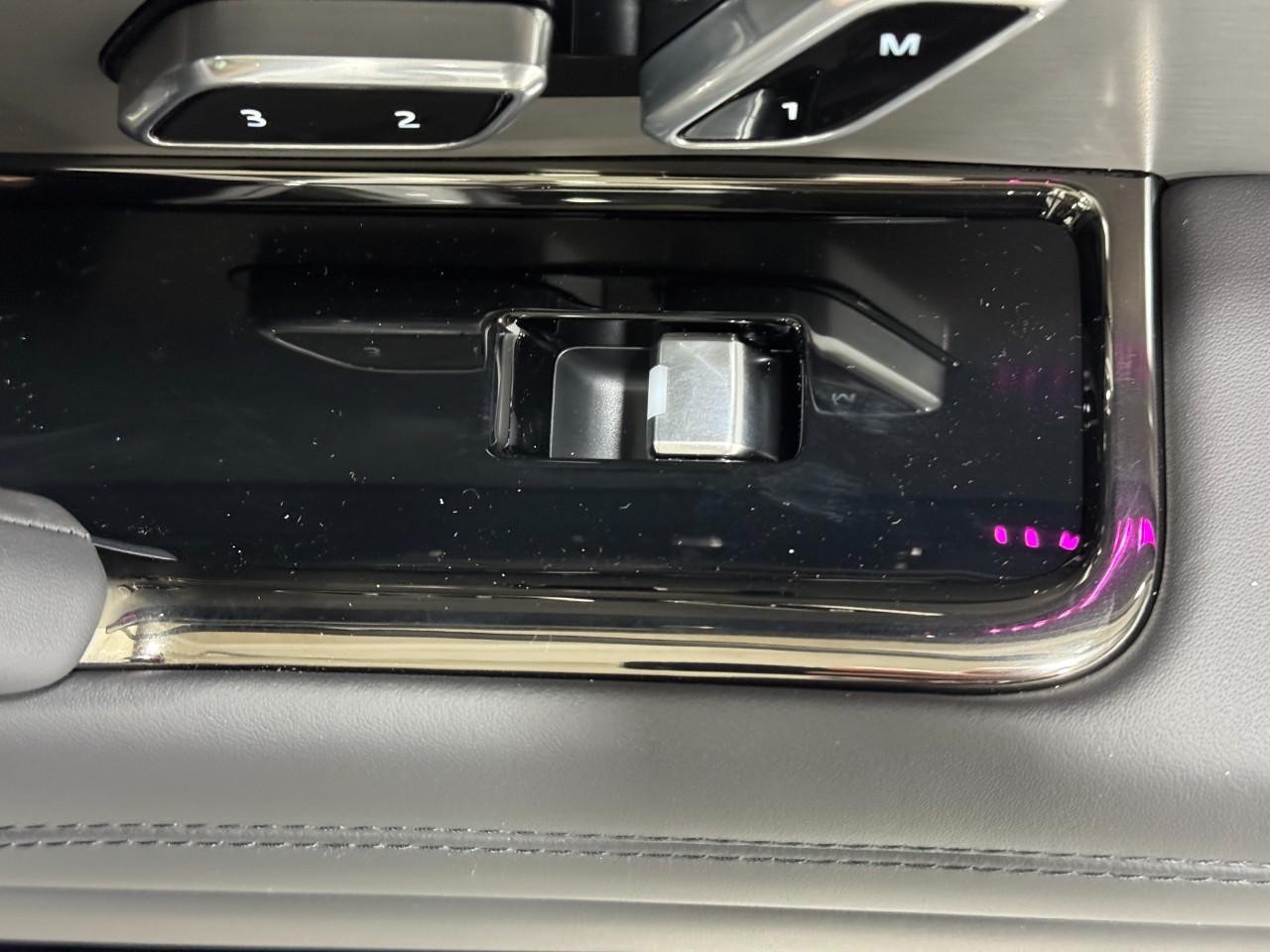 Land Rover Range Rover Sport Vehicle Full-screen Gallery Image 21