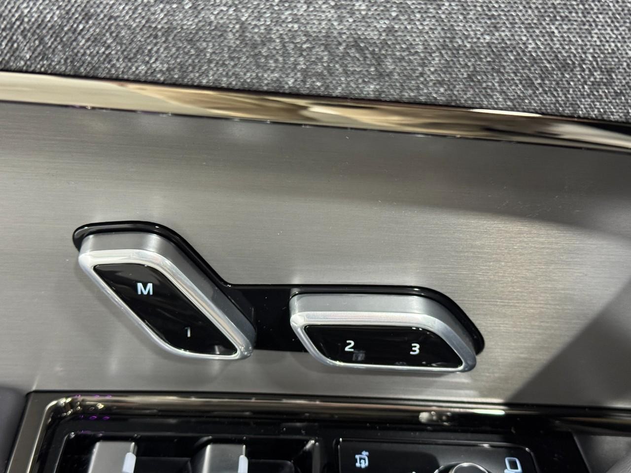 Land Rover Range Rover Sport Vehicle Full-screen Gallery Image 23