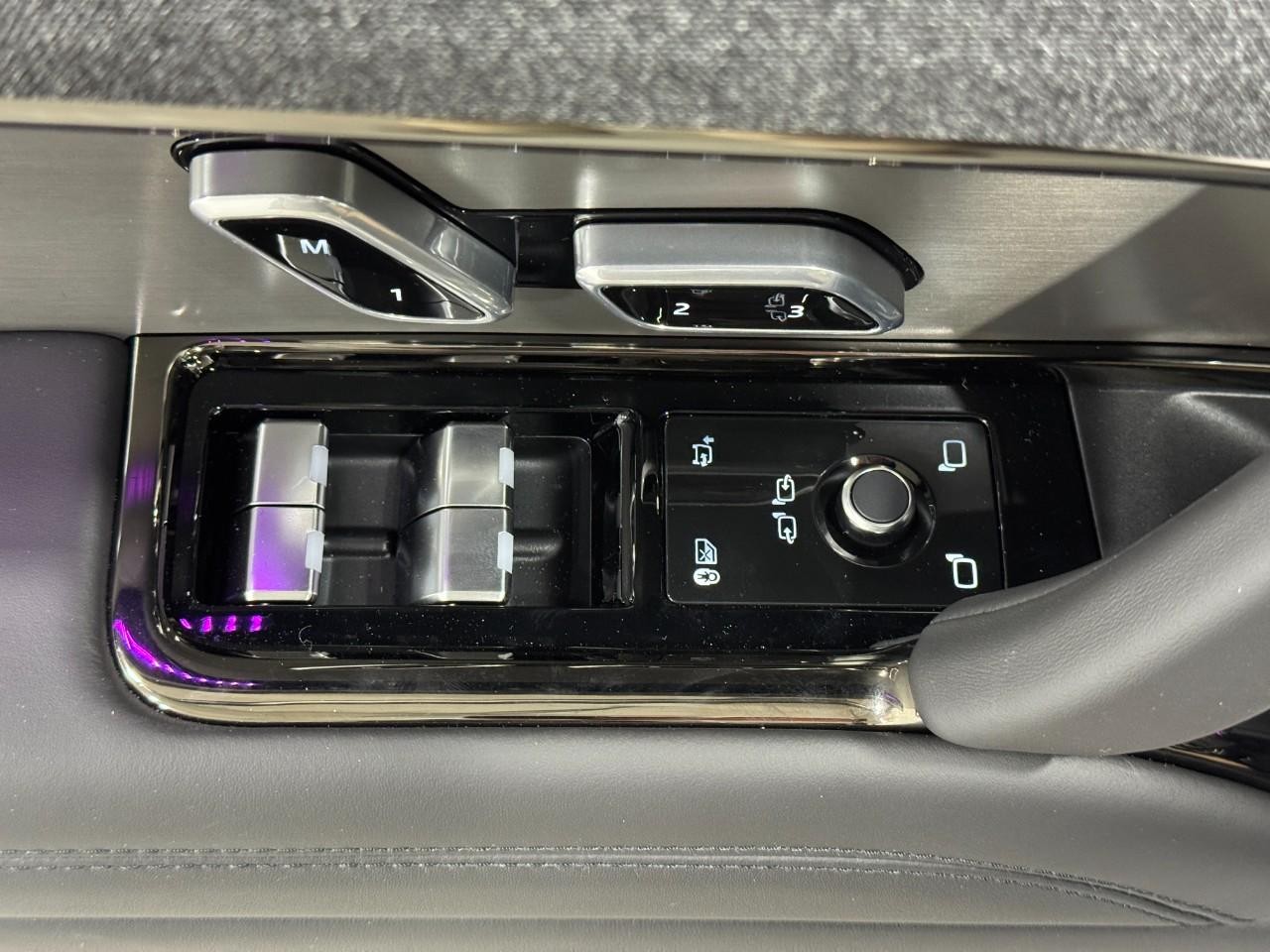 Land Rover Range Rover Sport Vehicle Full-screen Gallery Image 24