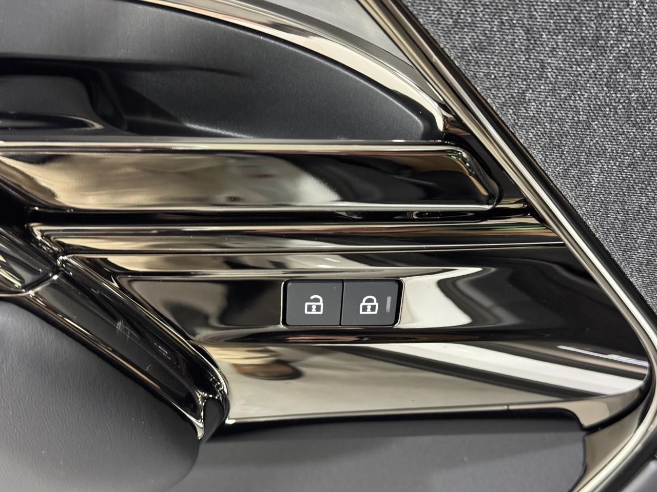 Land Rover Range Rover Sport Vehicle Full-screen Gallery Image 25