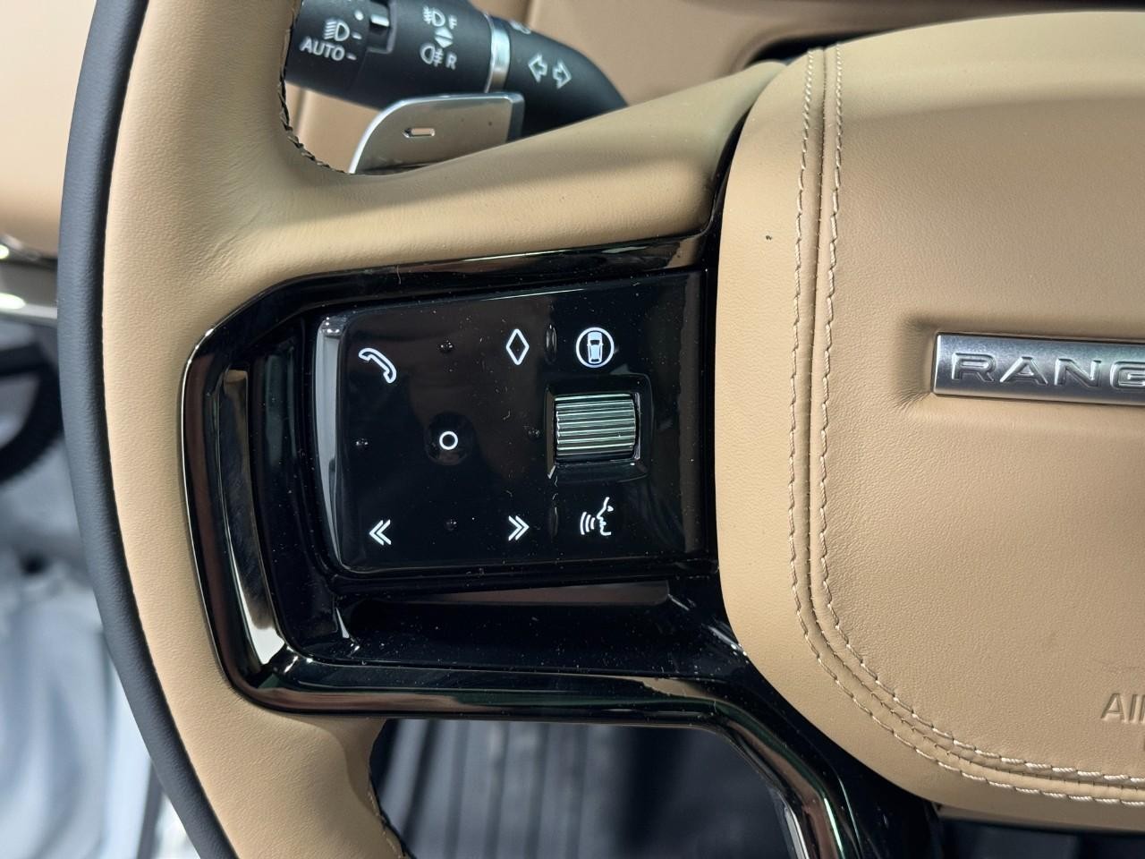 Land Rover Range Rover Sport Vehicle Full-screen Gallery Image 29