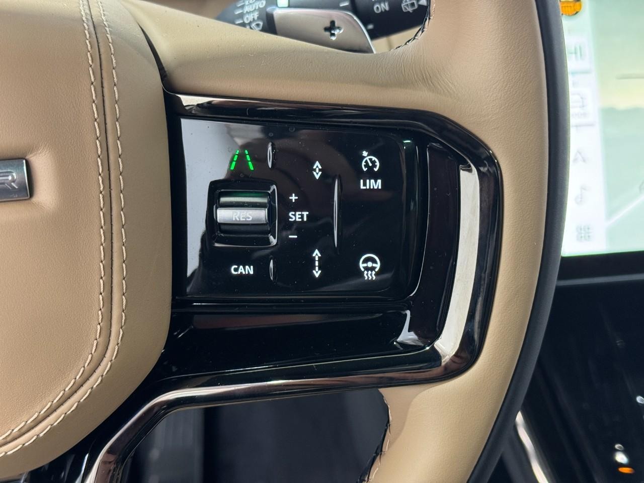 Land Rover Range Rover Sport Vehicle Full-screen Gallery Image 30