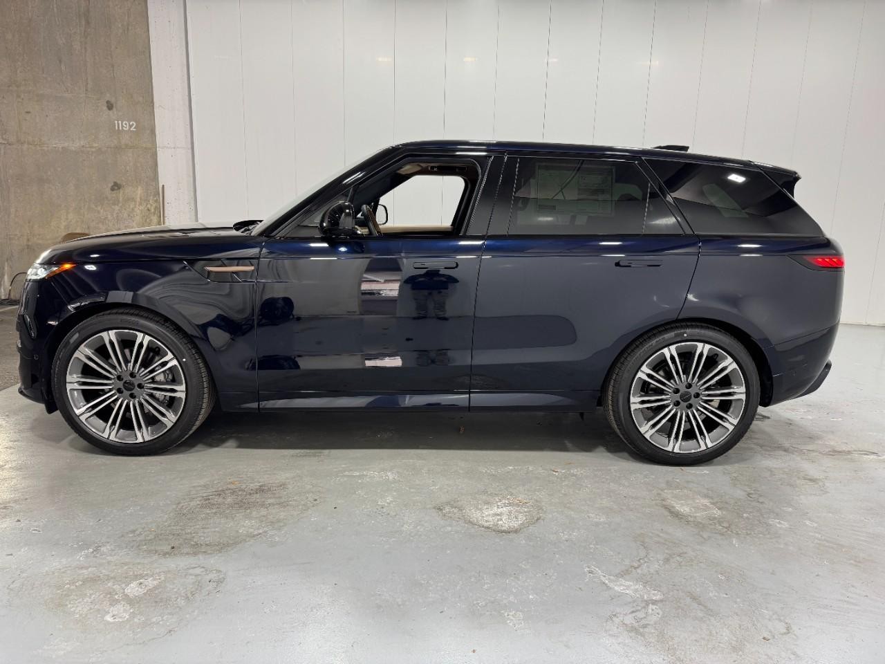 Land Rover Range Rover Sport Vehicle Full-screen Gallery Image 2