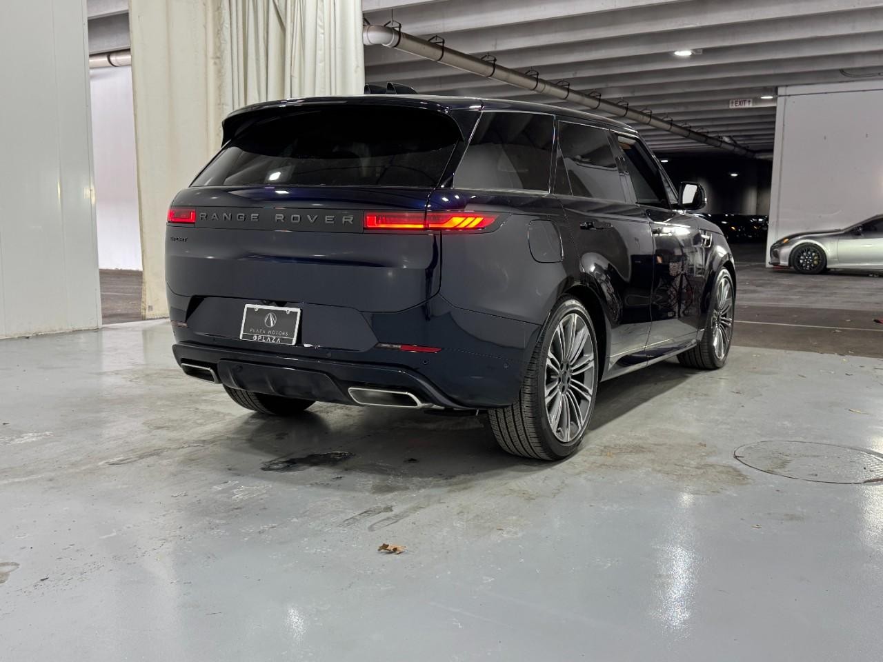 Land Rover Range Rover Sport Vehicle Full-screen Gallery Image 4