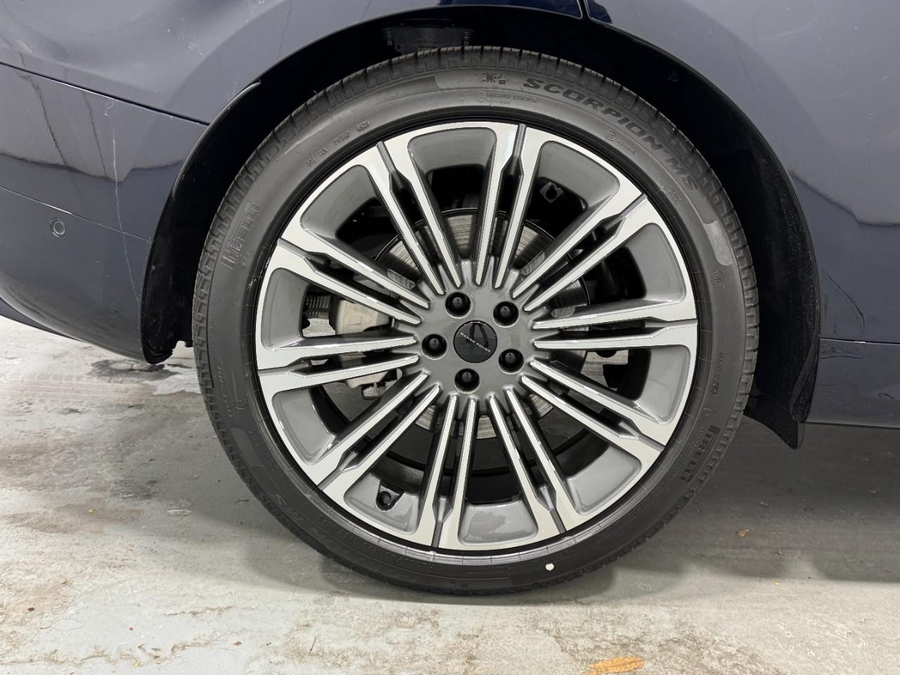 Land Rover Range Rover Sport Vehicle Full-screen Gallery Image 5