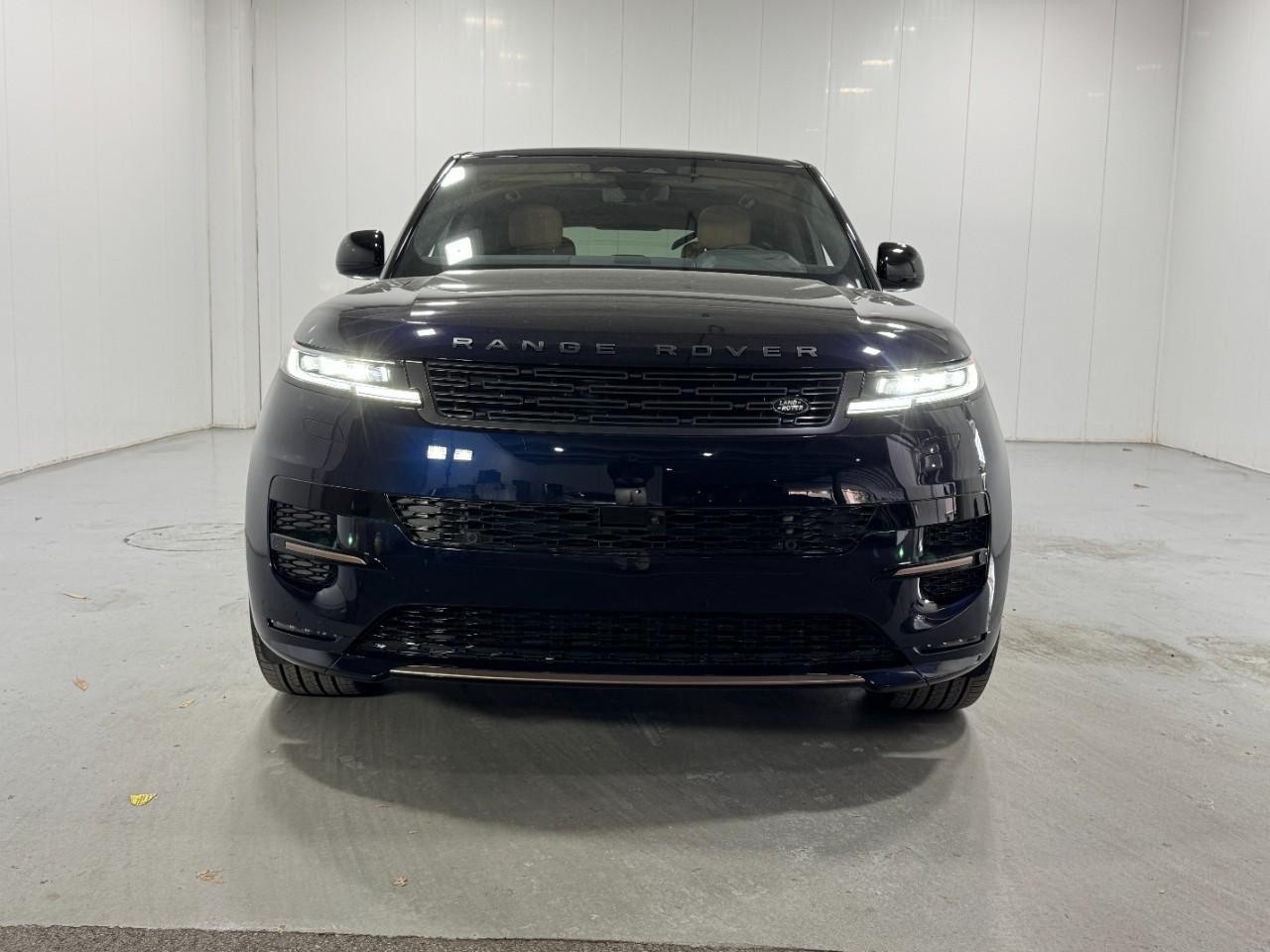 Land Rover Range Rover Sport Vehicle Full-screen Gallery Image 7