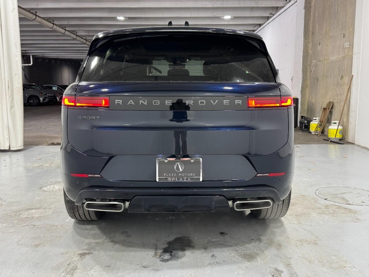 Land Rover Range Rover Sport Vehicle Full-screen Gallery Image 9