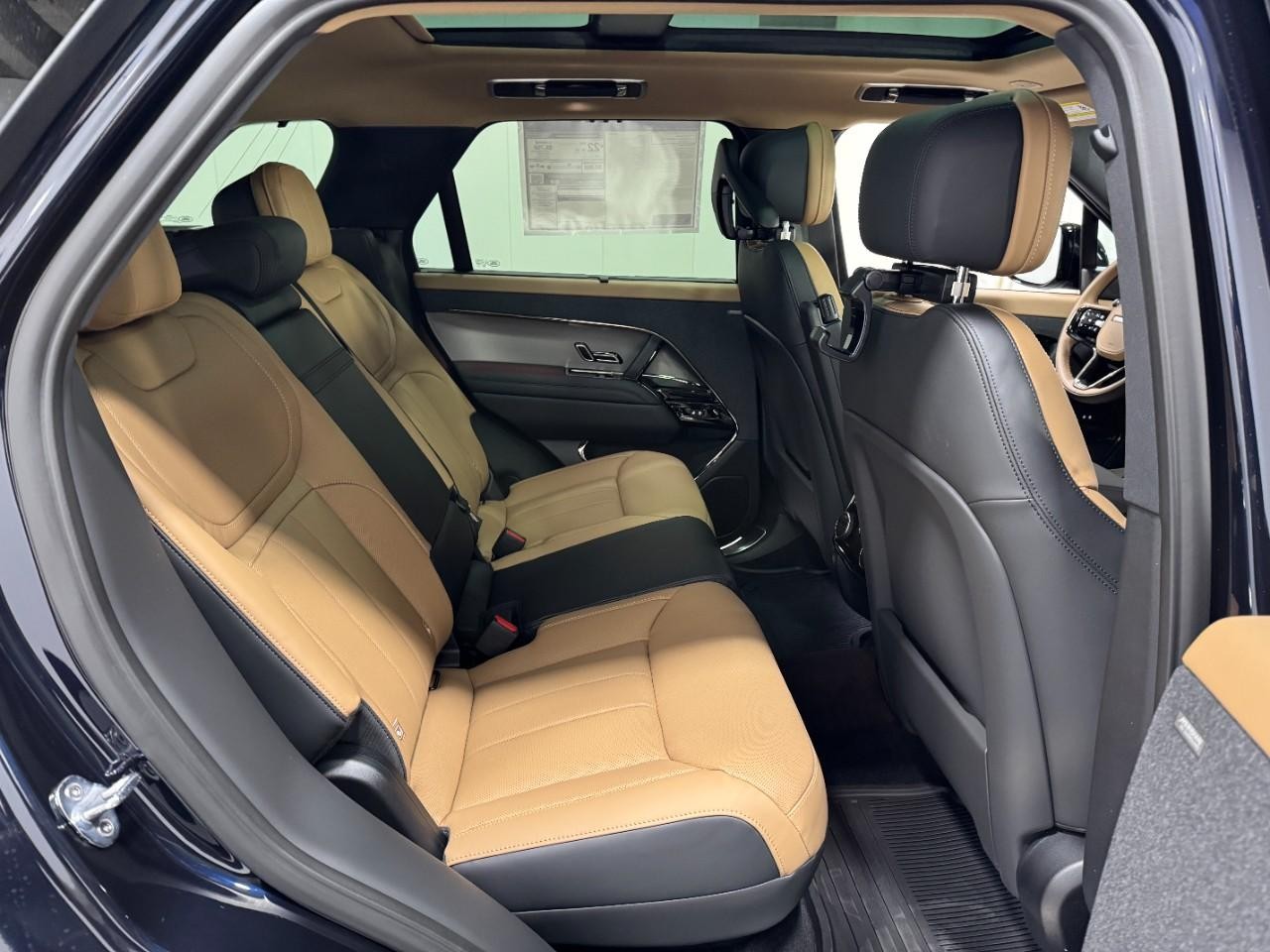 Land Rover Range Rover Sport Vehicle Full-screen Gallery Image 10