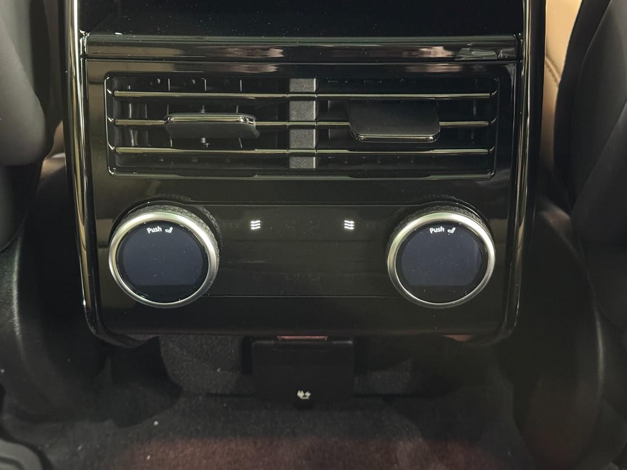 Land Rover Range Rover Sport Vehicle Full-screen Gallery Image 11