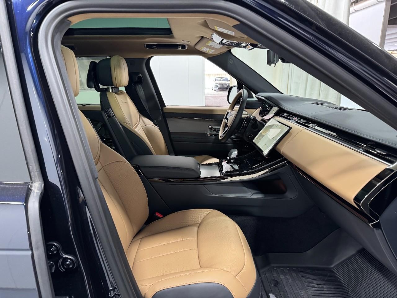 Land Rover Range Rover Sport Vehicle Full-screen Gallery Image 18