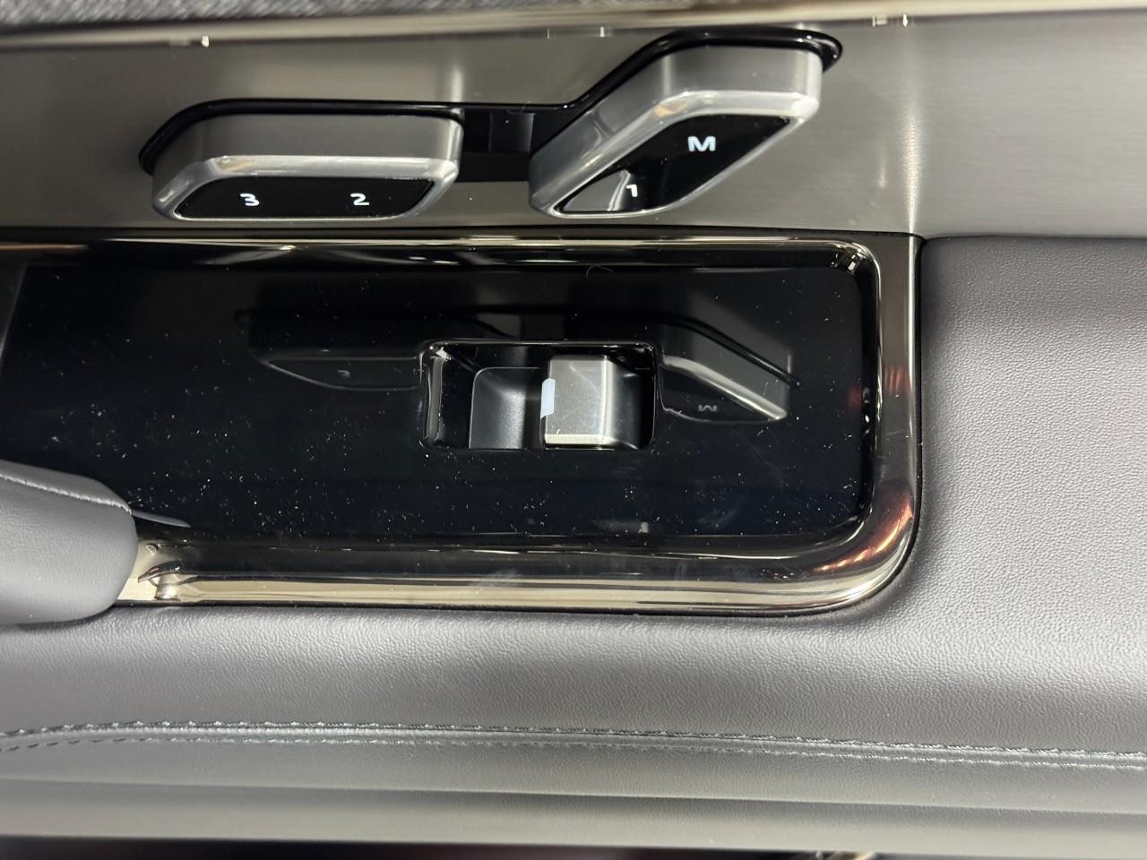 Land Rover Range Rover Sport Vehicle Full-screen Gallery Image 21