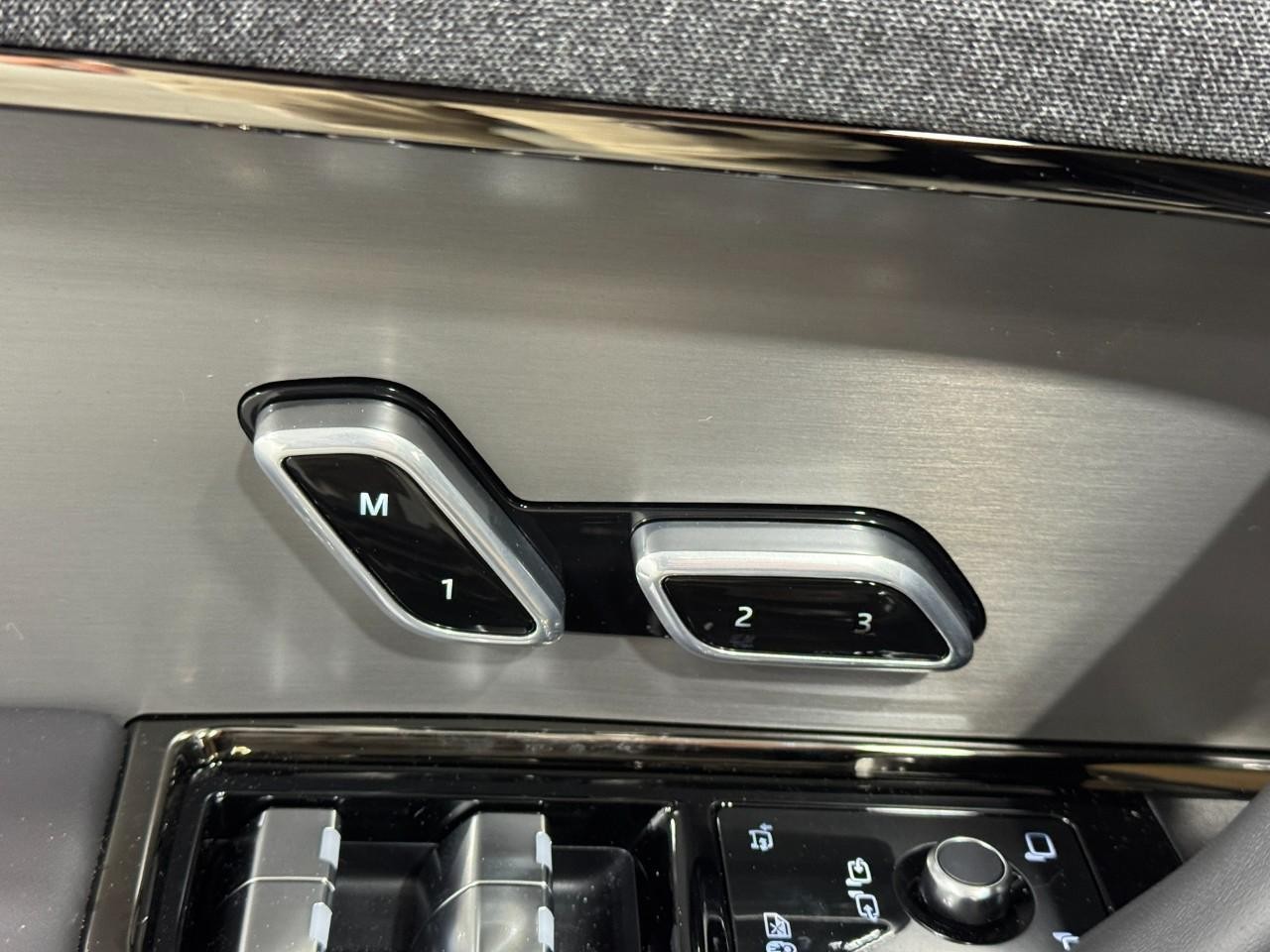 Land Rover Range Rover Sport Vehicle Full-screen Gallery Image 23