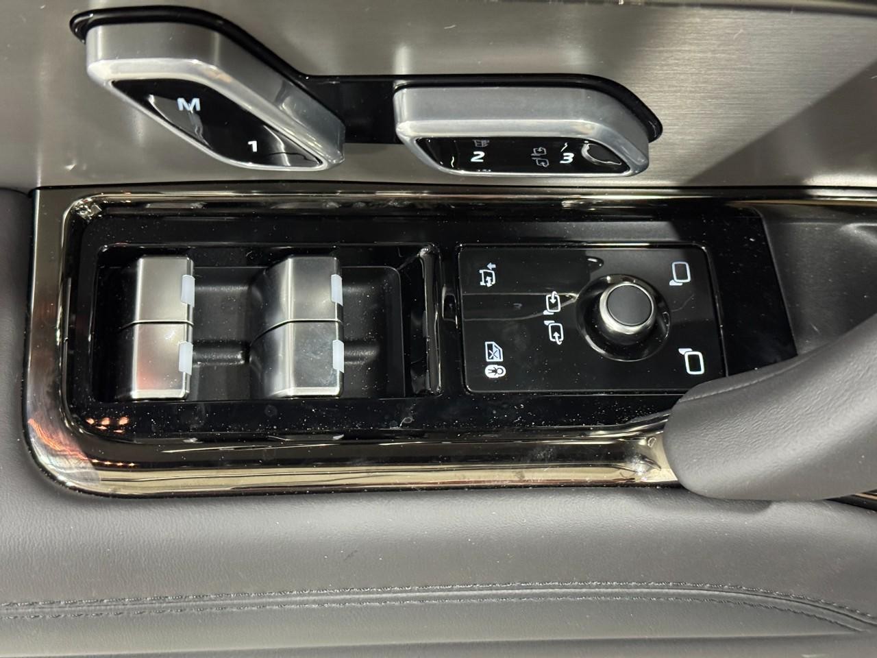 Land Rover Range Rover Sport Vehicle Full-screen Gallery Image 24