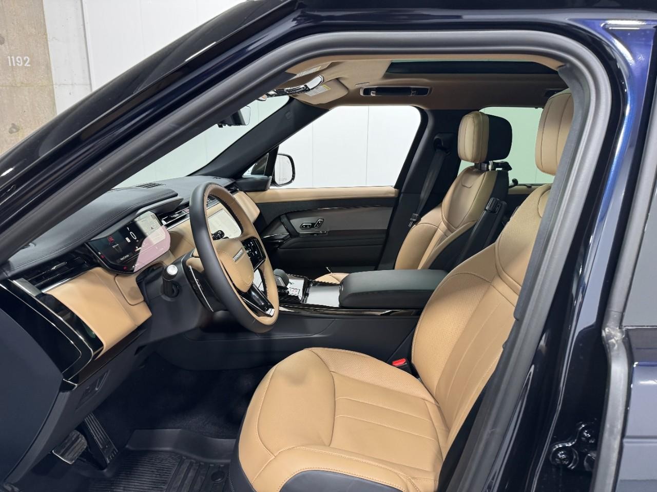 Land Rover Range Rover Sport Vehicle Full-screen Gallery Image 26